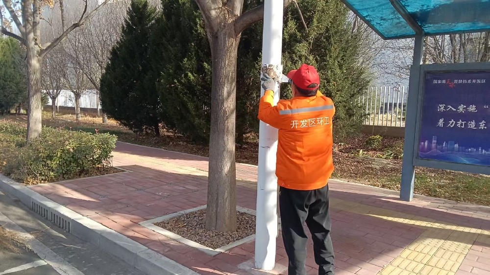 公用事業(yè)公司積極清理路邊小廣告